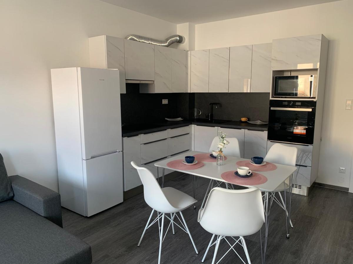 Soukromy Byt 2+Kk S Balkonem A Parkovanim Znojmo Extérieur photo