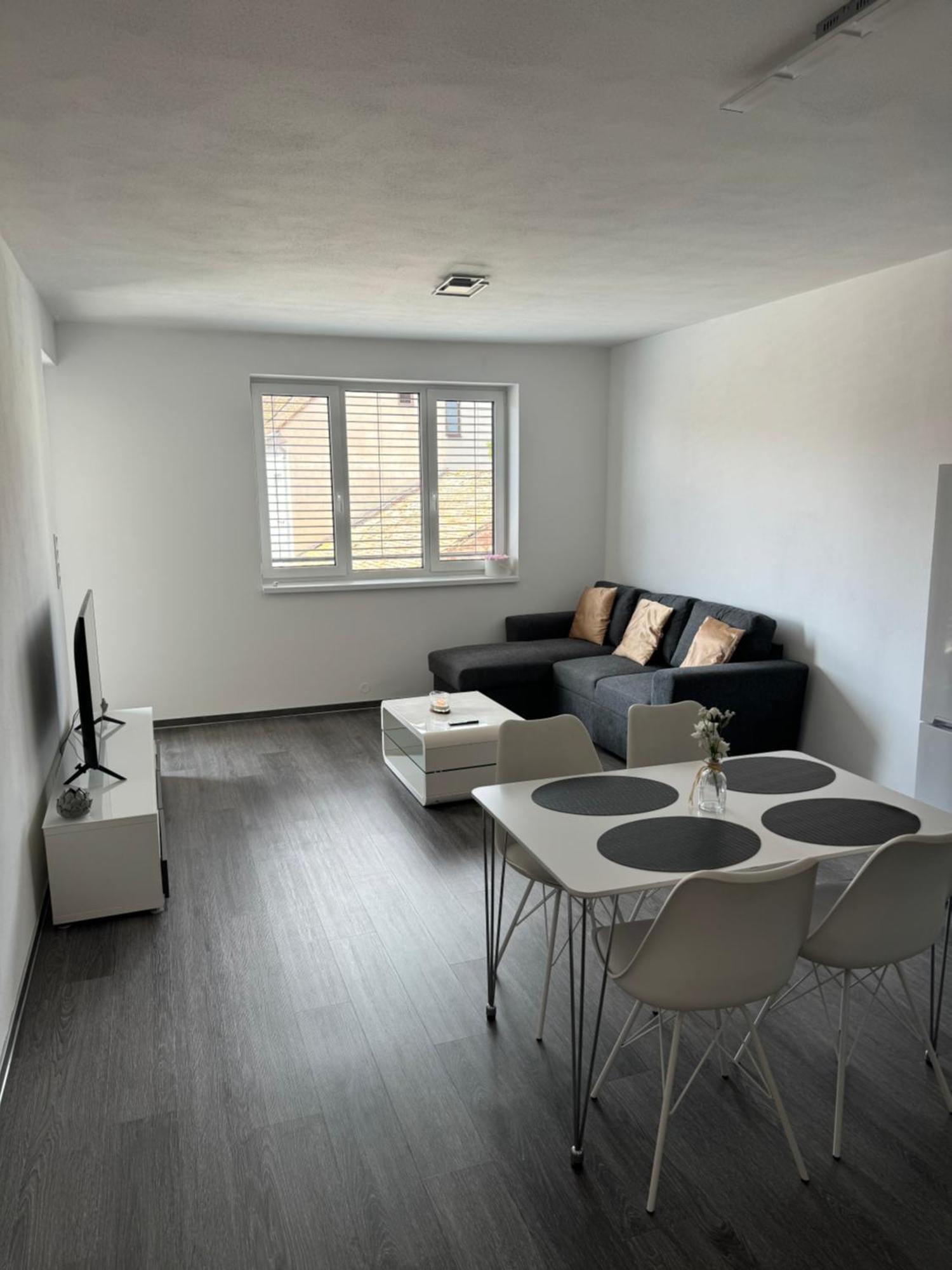 Soukromy Byt 2+Kk S Balkonem A Parkovanim Znojmo Extérieur photo